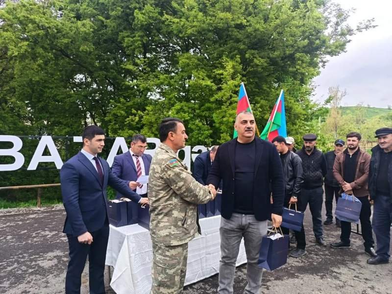 Qırmızı Bazar qəsəbəsinə çatan növbəti 16 ailəyə mənzillərin açarları təqdim olunub -