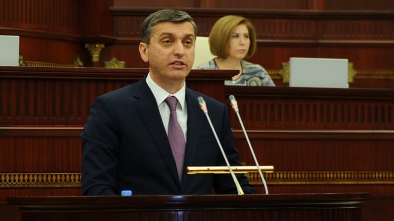 Vüqar Gülməmmədov Milli Məclisdə hesabat verir