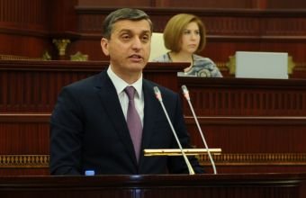 Vüqar Gülməmmədov Milli Məclisdə hesabat verir