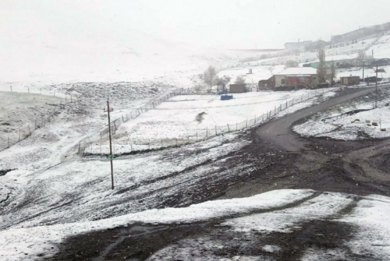 Yüksək dağlıq ərazilərə sulu qar yağıb