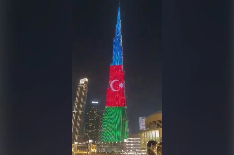 Bürc Xəlifə Azərbaycan bayrağının rəngləri ilə işıqlandırılıb