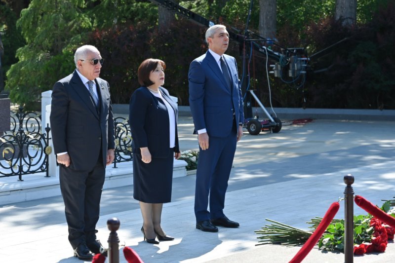 Dövlət və hökumət rəsmiləri Fəxri xiyabanda Ulu Öndərin xatirəsini anıblar