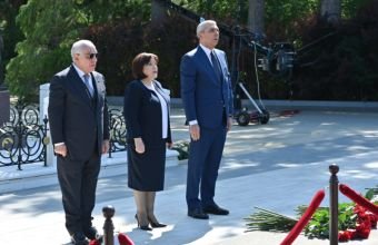 Dövlət və hökumət rəsmiləri Fəxri xiyabanda Ulu Öndərin xatirəsini anıblar