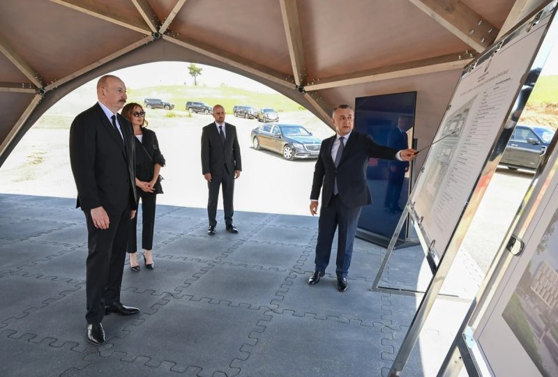 İlham Əliyev Cəbrayıl Rayon Mərkəzi Xəstəxanasının binasının tikintisi ilə tanış olub