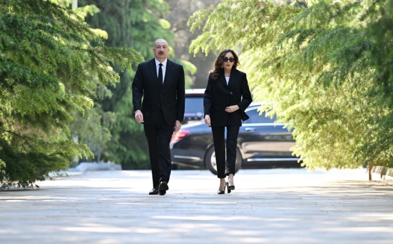 İlham Əliyev və Mehriban Əliyeva Fəxri xiyabanda Ulu Öndər Heydər Əliyevin məzarını ziyarət ediblər -