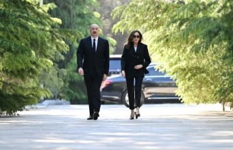 İlham Əliyev və Mehriban Əliyeva Fəxri xiyabanda Ulu Öndər Heydər Əliyevin məzarını ziyarət ediblər -
