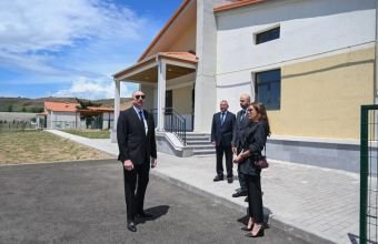 İlham Əliyev və Mehriban Əliyeva Şükürbəyli kəndində fərdi evlərdə yaradılmış şəraitlə tanış olublar -