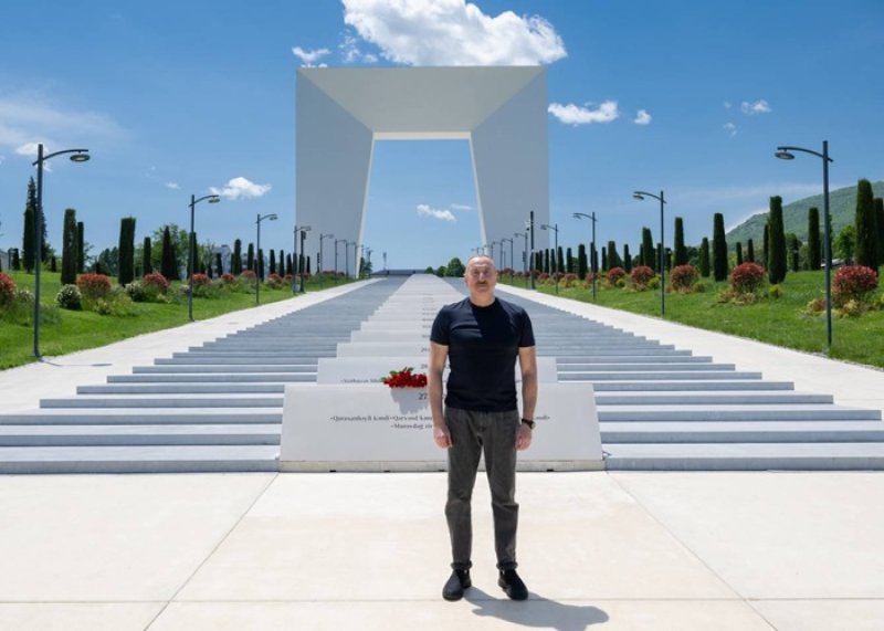 İlham Əliyev Xankəndidə Zəfər tağının önünə gül dəstələri düzüb -