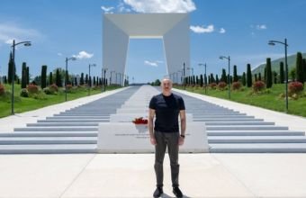 İlham Əliyev Xankəndidə Zəfər tağının önünə gül dəstələri düzüb -