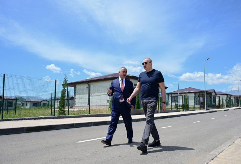 İlham Əliyev Xocalıda hərbi qulluqçular üçün nəzərdə tutulan fərdi evlərdə yaradılmış şəraitlə tanış olub