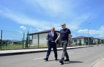 İlham Əliyev Xocalıda hərbi qulluqçular üçün nəzərdə tutulan fərdi evlərdə yaradılmış şəraitlə tanış olub