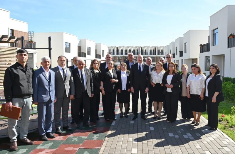 İlham Əliyev Zəngilan şəhərindəki ilk yaşayış kompleksinə köçən ailələrlə görüşüb -
