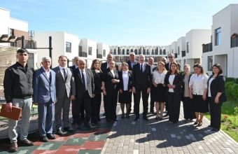 İlham Əliyev Zəngilan şəhərindəki ilk yaşayış kompleksinə köçən ailələrlə görüşüb -