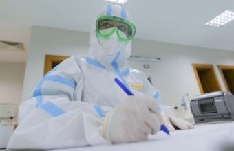 Koronavirusla mübarizə aparan tibb işçilərinə maaş əlavələrinin müddəti uzadılıb