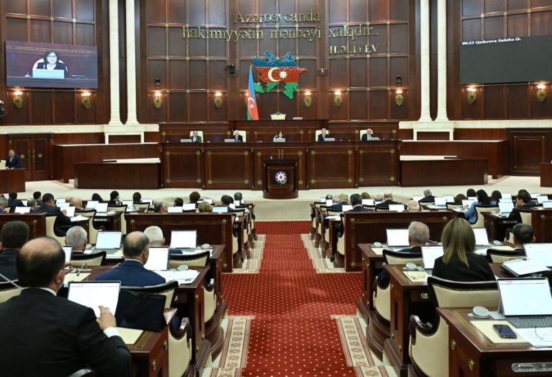 Milli Məclisin iclası başladı