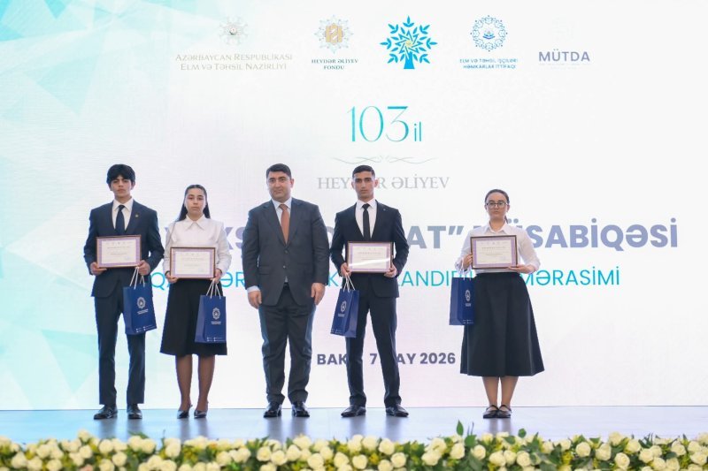 Naxçıvan məktəbliləri mükafatlandırılıb -