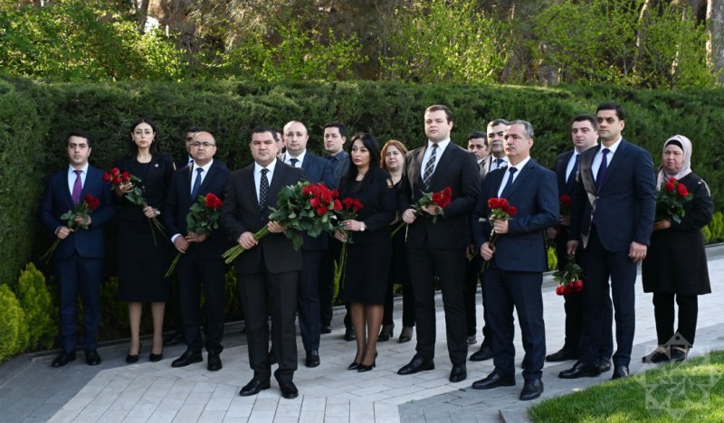 Naxçıvanın Bakıdakı daimi nümayəndəliyinin kollektivi Heydər Əliyevin məzarını ziyarət edib -