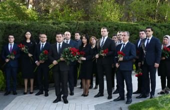 Naxçıvanın Bakıdakı daimi nümayəndəliyinin kollektivi Heydər Əliyevin məzarını ziyarət edib -