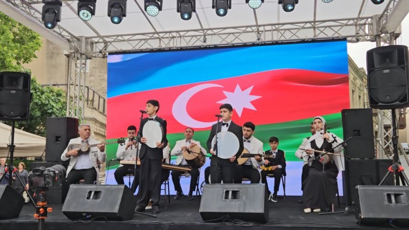 Naxçıvanlı musiqiçilər İçərişəhərdə keçirilən festivalda çıxış ediblər -