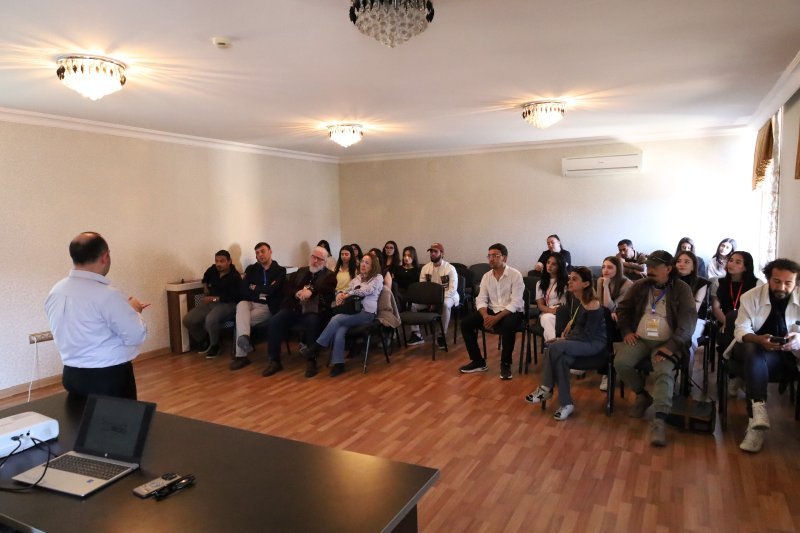 “Şərqin qapısı” festivalında teatr marketinqi müzakirə olunub -