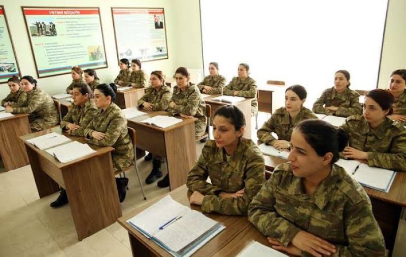 Azərbaycan ordusunda neçə qadın xidmət edir?