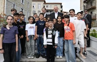 Azərbaycan və Türkmənistan prezidentləri Şuşada gəzinti zamanı balaca sakinlərlə görüşüb