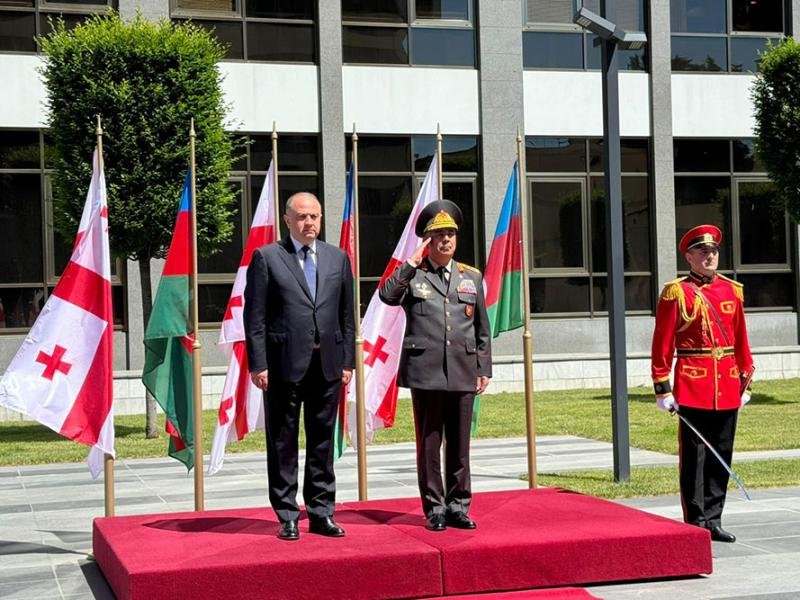 Azərbaycanın və Gürcüstanın müdafiə nazirləri görüşüblər -