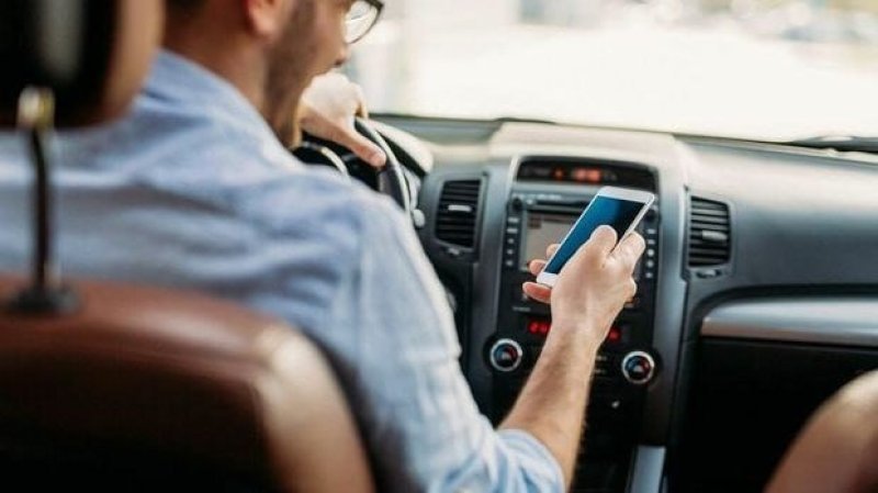 Bu il sükan arxasında telefondan istifadə edən 11 min sürücü cərimələnib