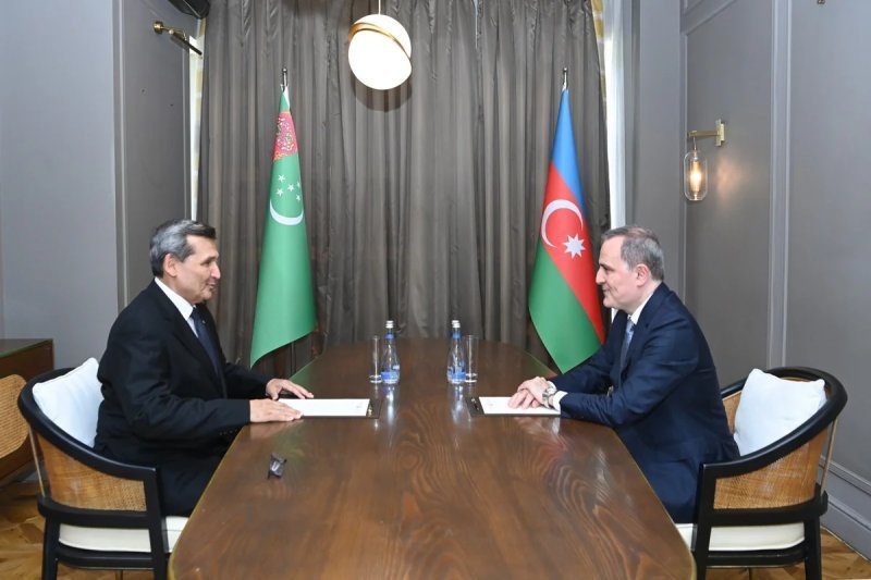 Ceyhun Bayramov Rəşid Meredovla görüşüb