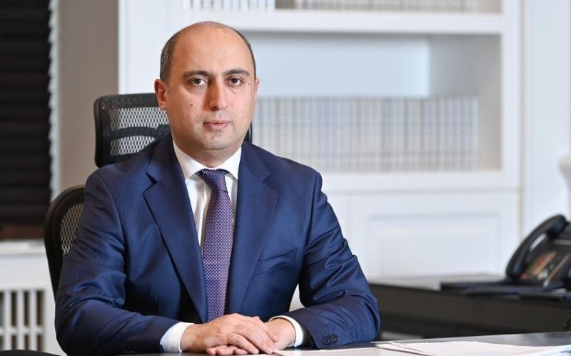 Emin Əmrullayev dərs vaxtı mobil telefondan istifadə qadağası qərarını şərh edib