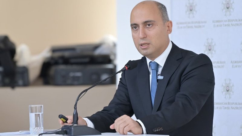 Emin Əmrullayev: Dərsliklərdə ciddi məzmun problemi var