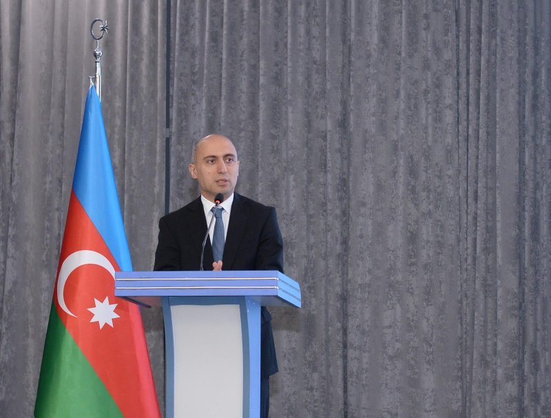 Emin Əmrullayev məzunları təbrik etdi