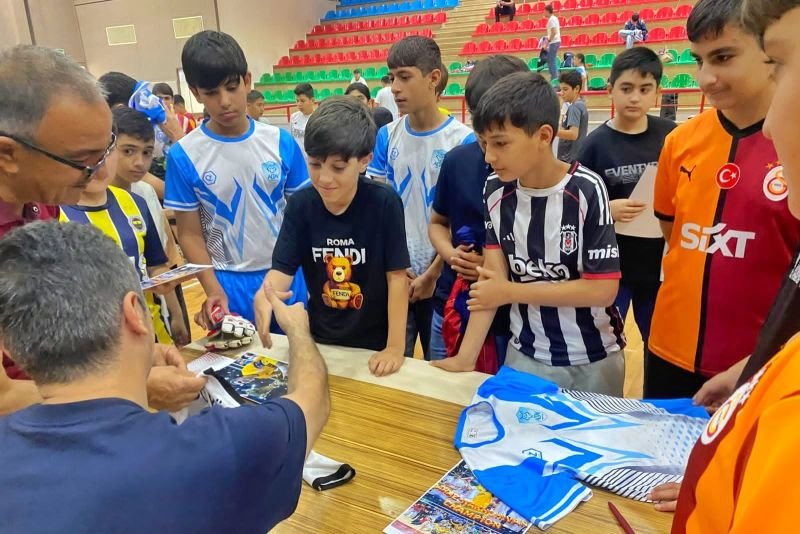Futzal millimizin kapitanı Naxçıvanda azyaşlı futbolçularla görüşüb -