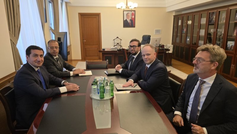 Hikmət Hacıyev NATO-nun xüsusi nümayəndəsi ilə görüşüb