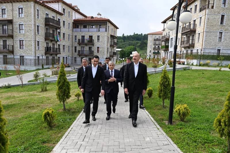 İlham Əliyev və Sərdar Berdiməhəmmədov Şuşada inşa edilmiş birinci yaşayış kompleksində olublar