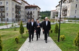 İlham Əliyev və Sərdar Berdiməhəmmədov Şuşada inşa edilmiş birinci yaşayış kompleksində olublar