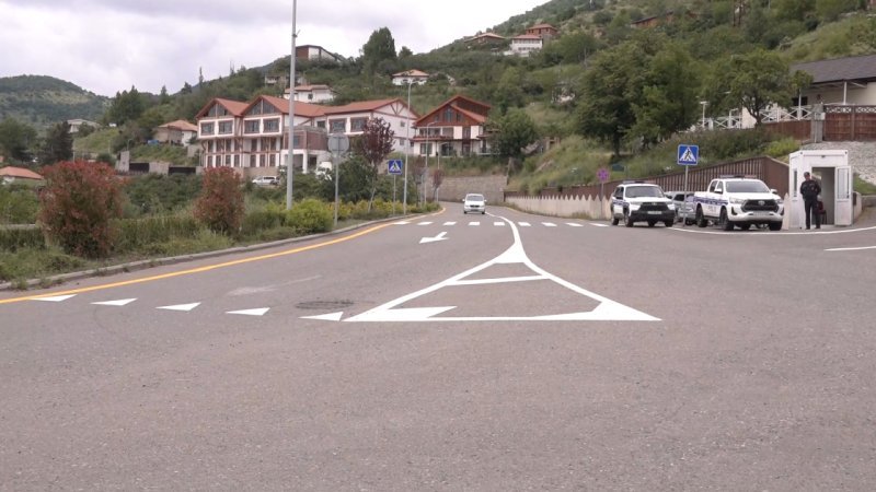 Laçın şəhərində yeni yol nişanları quraşdırılıb və xətlər yenidən çəkilib -