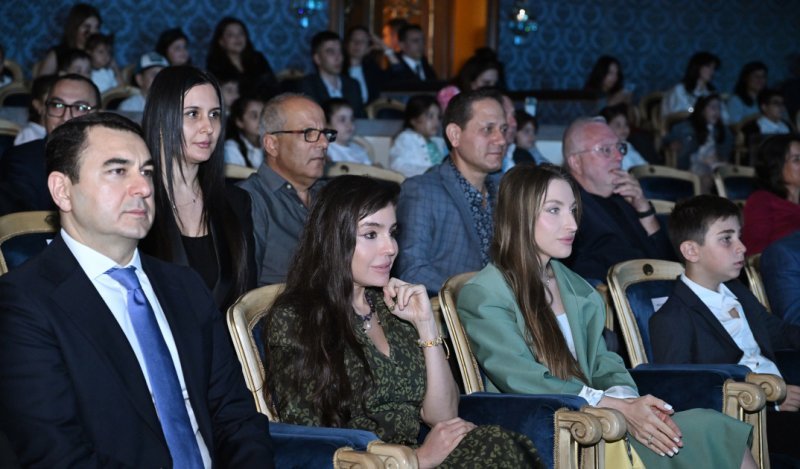 Leyla Əliyeva və Alona Əliyeva Musiqili Teatrda “Balaca şahzadə” tamaşasını izləyiblər -