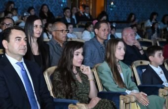 Leyla Əliyeva və Alona Əliyeva Musiqili Teatrda “Balaca şahzadə” tamaşasını izləyiblər -