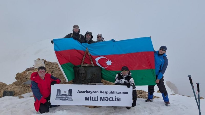 Milli Məclis Aparatının əməkdaşları “Heydər zirvəsi”nə yürüş ediblər