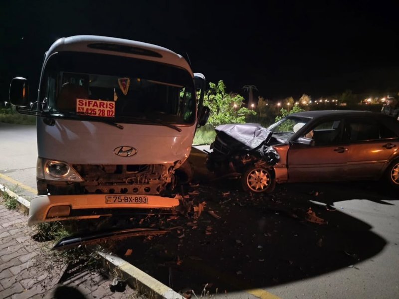 Naxçıvanda minik avtomobili avtobusla toqquşub