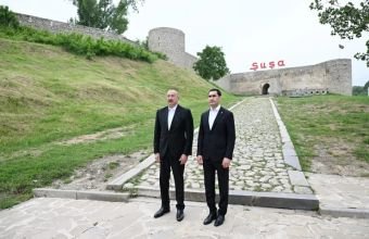 Prezidentlər tanınmış şəxsiyyətlərin işğal dövründə güllələnmiş büstlərinə baxıblar -