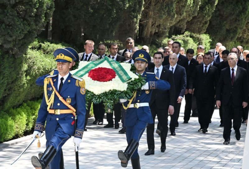 Türkmənistan Prezidenti Fəxri xiyabanda Ümumilli Lider Heydər Əliyevin məzarını ziyarət edib -