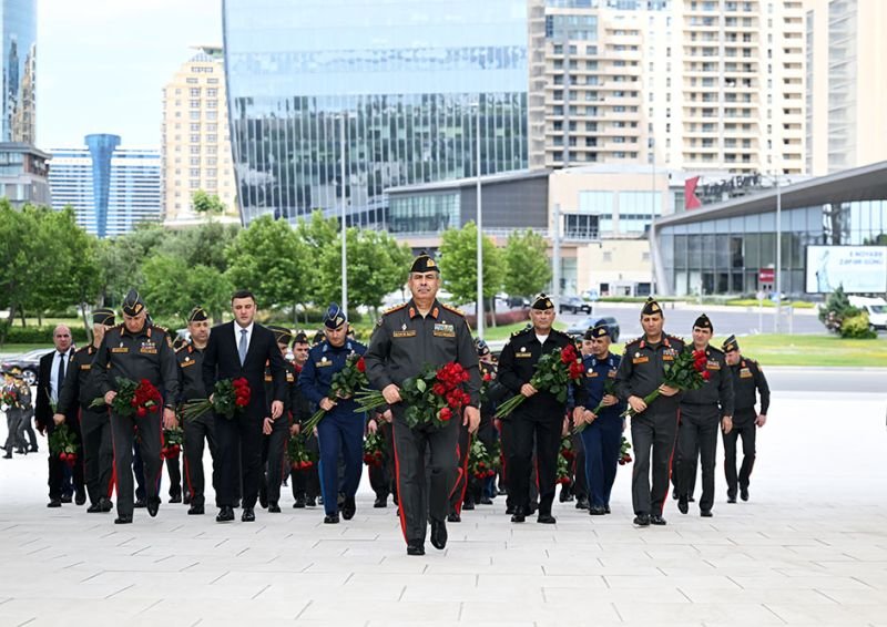 Zakir Həsənov Fəxri Xiyaban, Zəfər parkı və Hərbi Memorial Məzarlığı ziyarət edib -