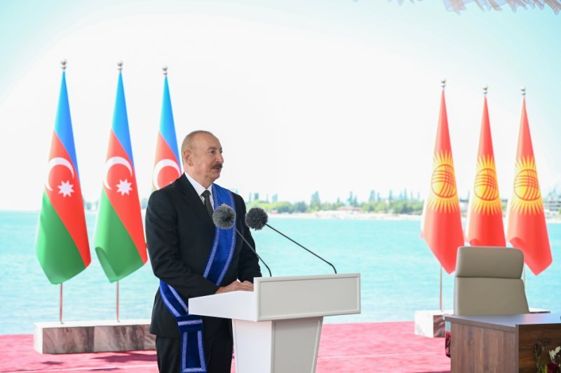 Azərbaycan və Qırğızıstan prezidentləri mətbuata bəyanatlarla çıxış edirlər -