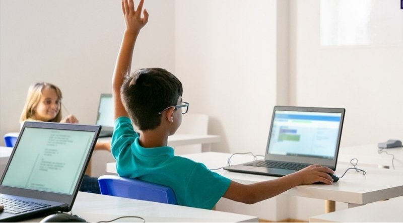 Azərbaycanda neçə məktəb genişzolaqlı internetlə təmin olunub?