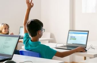 Azərbaycanda neçə məktəb genişzolaqlı internetlə təmin olunub?