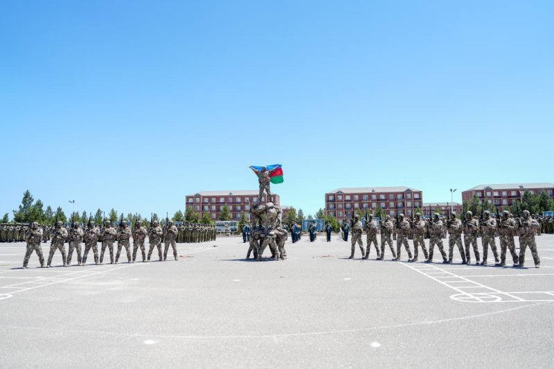 “Çevikçi” kursunu bitirmiş hərbi qulluqçulara beretlər təqdim olunub -