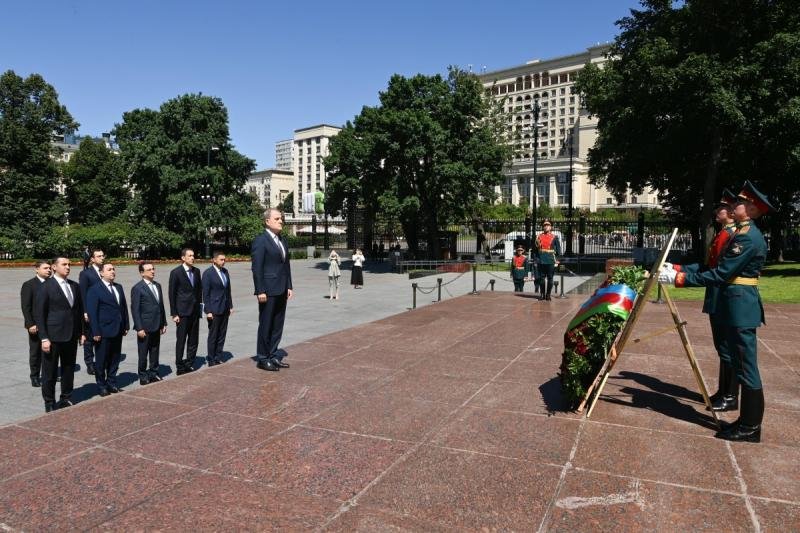 Ceyhun Bayramov Moskvada "Naməlum əsgər" məzarını ziyarət edib -