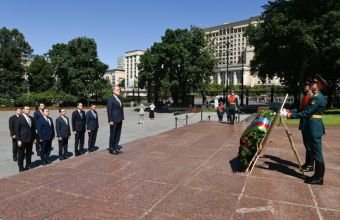 Ceyhun Bayramov Moskvada "Naməlum əsgər" məzarını ziyarət edib -